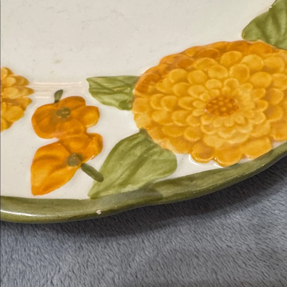 Vintage Metlox Poppytrails Sculpted Zinnia #1073 Set of 2 Dinner Plates 10.5”‎